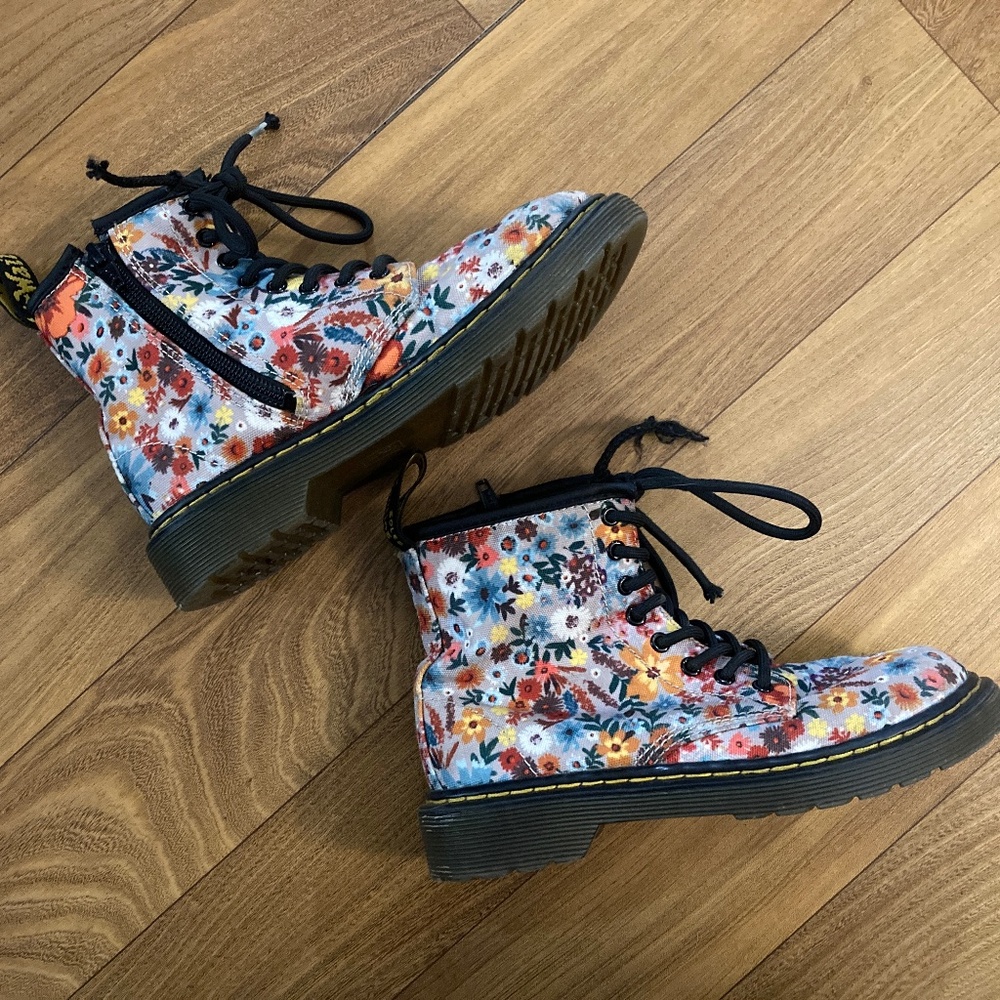 Dr. Martens Junior 1460 Wanderflower - Floral Canvas - Size 1 Youth/Big Kid